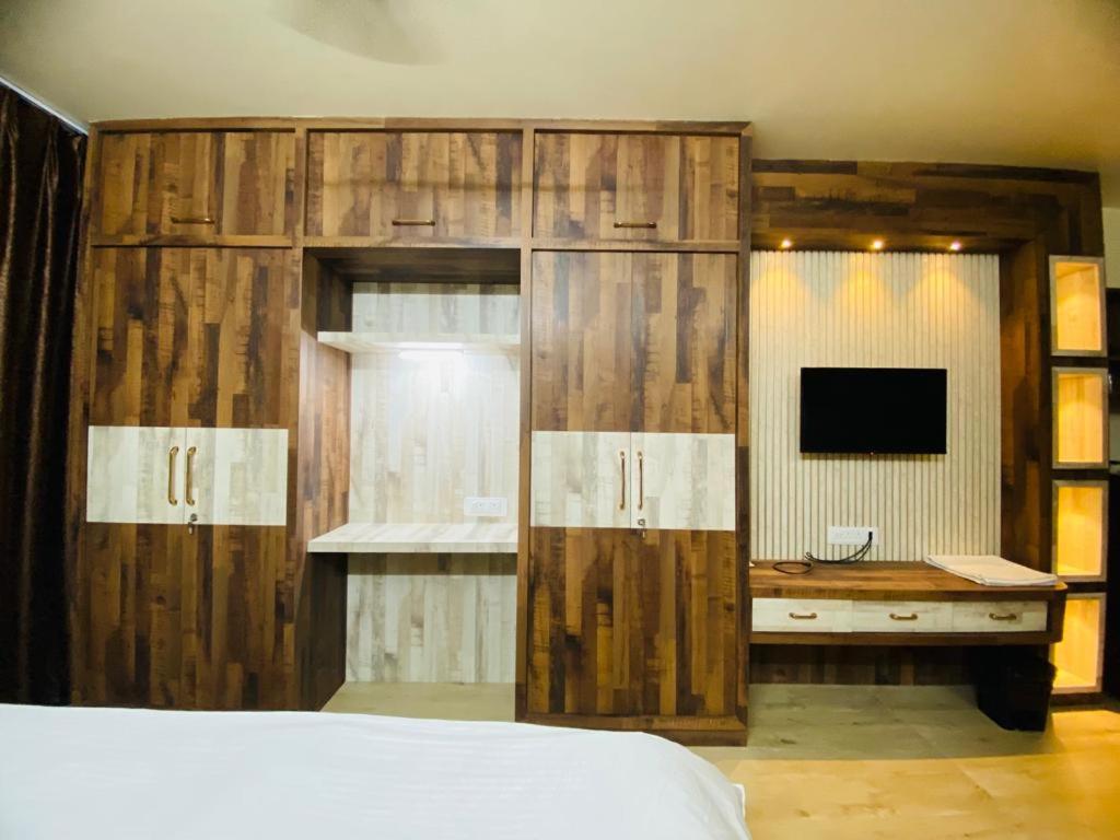 1st Avenue Luxurious studio Apartment