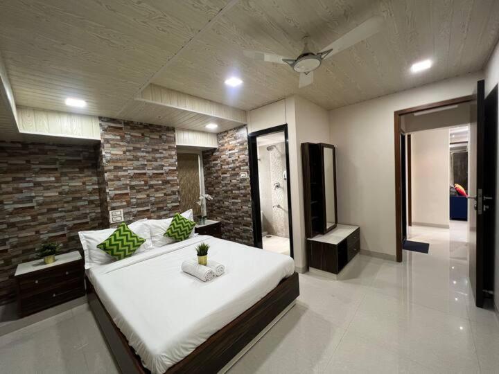 3BR Service apartment in Parel