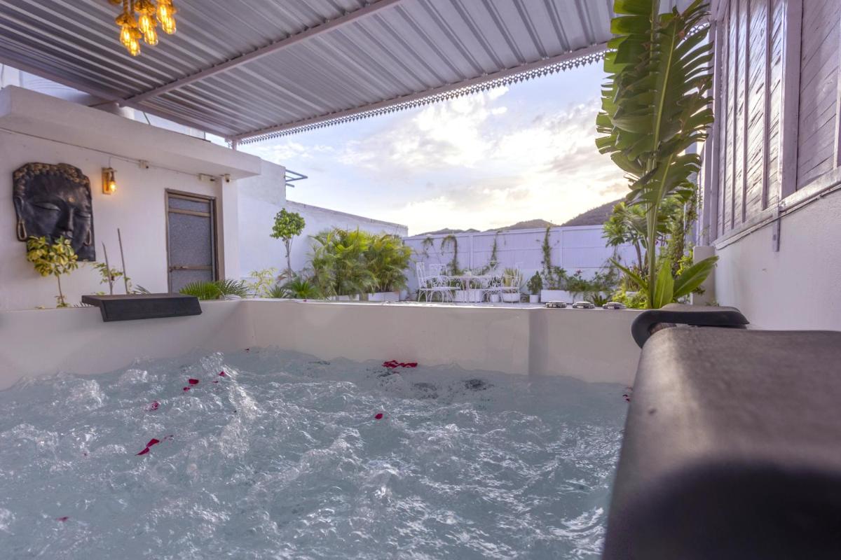 Aravali Villa Homestay with Rooftop Jacuzzi