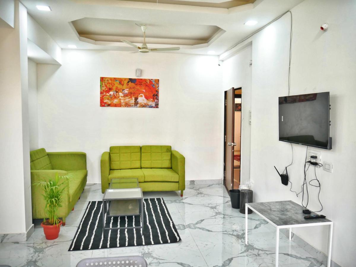 Cityscape Comfort - Stylish 3BHK Central Getaway