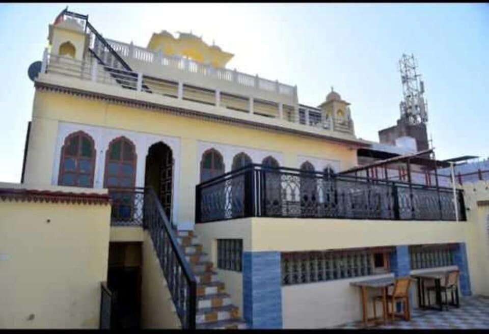 Collection O Ramganj near Hawa Mahal