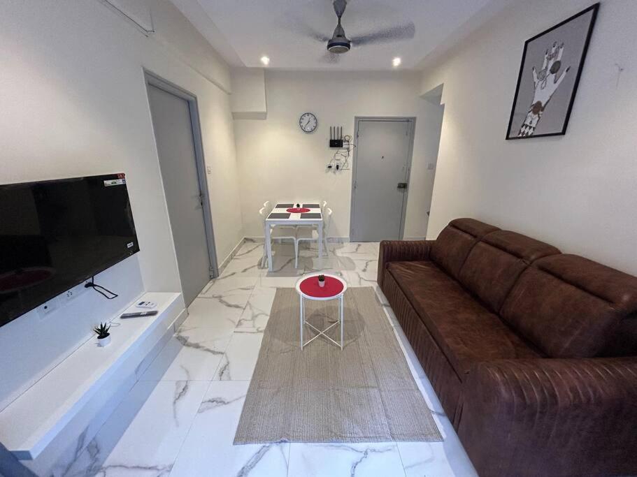 Compact 2 BHK with Balconies Khar West - By KAPISHBNB