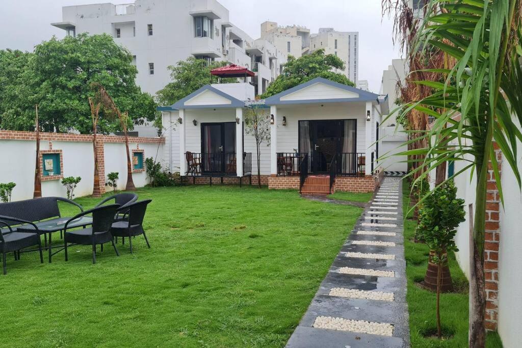 Courtyard By Palm