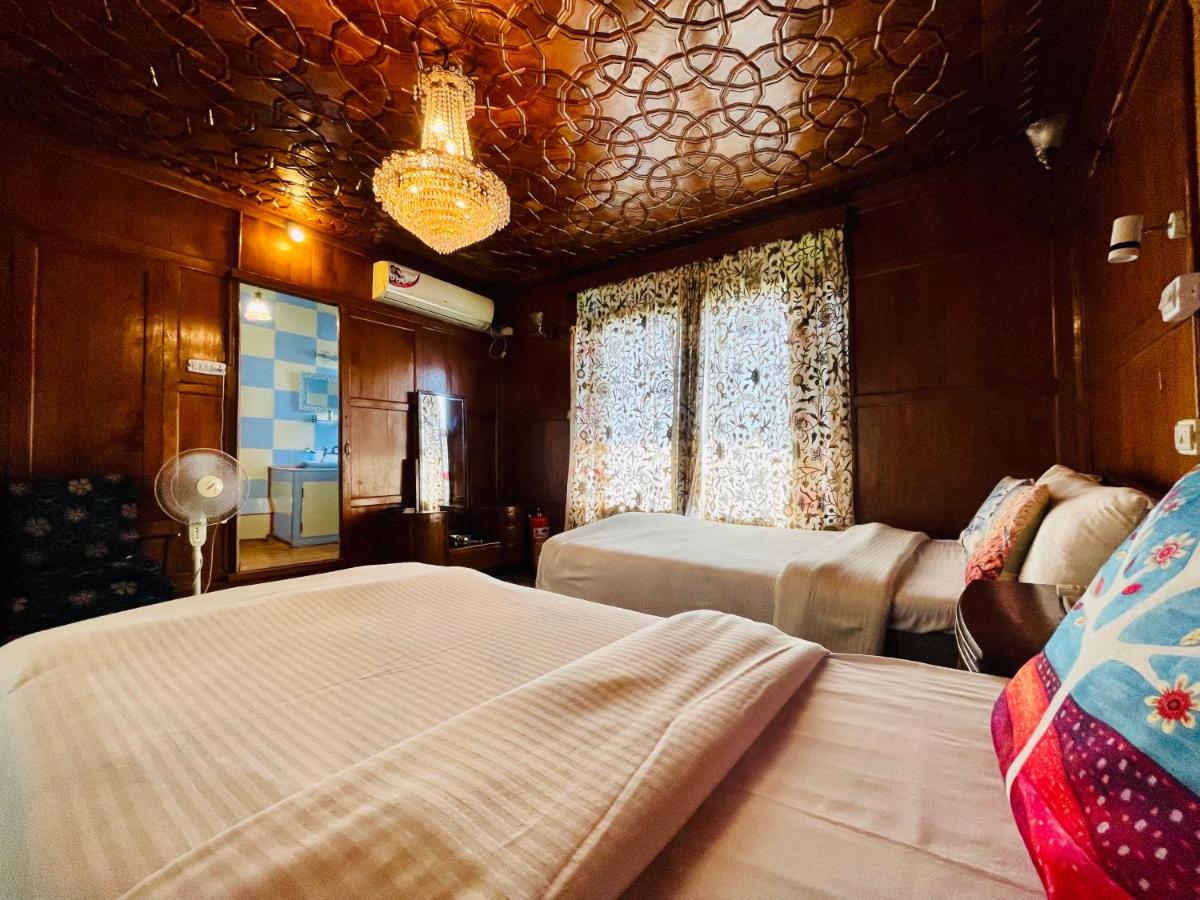 Dilshad Houseboats