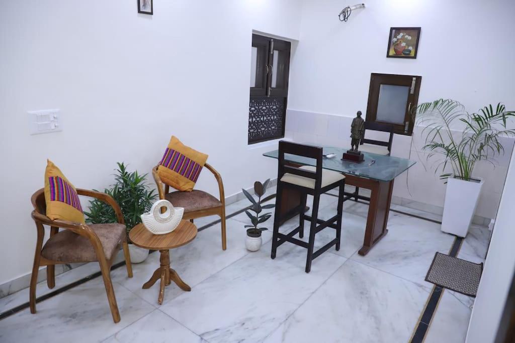 divine India Service Apartment 1Bhk,L-36B,Saket