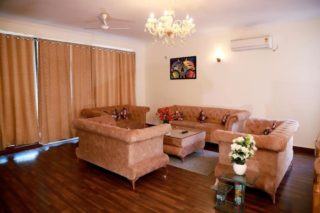 Divine India Service Apartment 4BhkJ-45