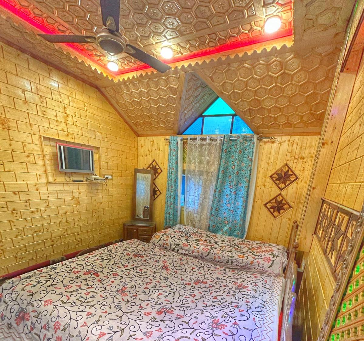EXOTIC YOUNG SHREEN HOUSEBOAT