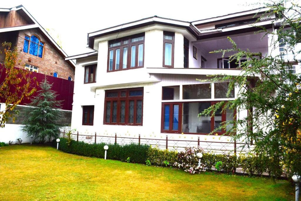 Feather Stays - 4 BHK Apartment in a Villa