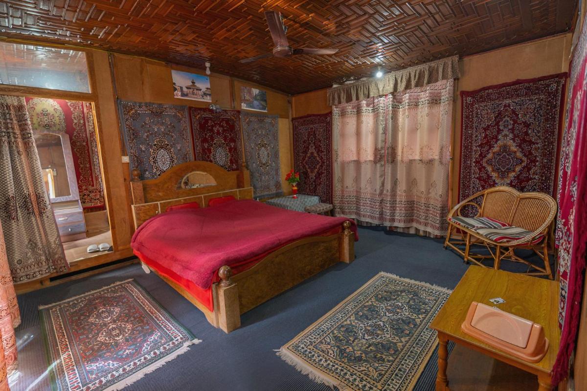 Hareem group of houseboats