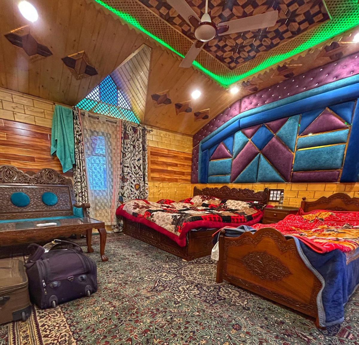 Heritage Shreen Houseboat