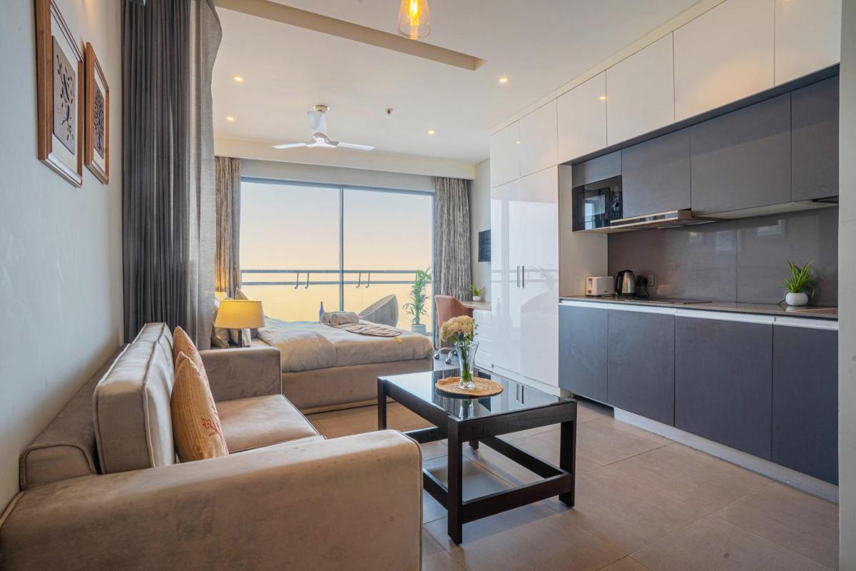 Hostie Asita - Yamuna View Studio Apts, Tallest Skyscraper, Noida