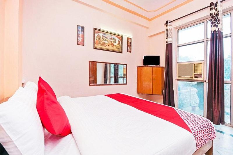Hotel Apoorva DLX
