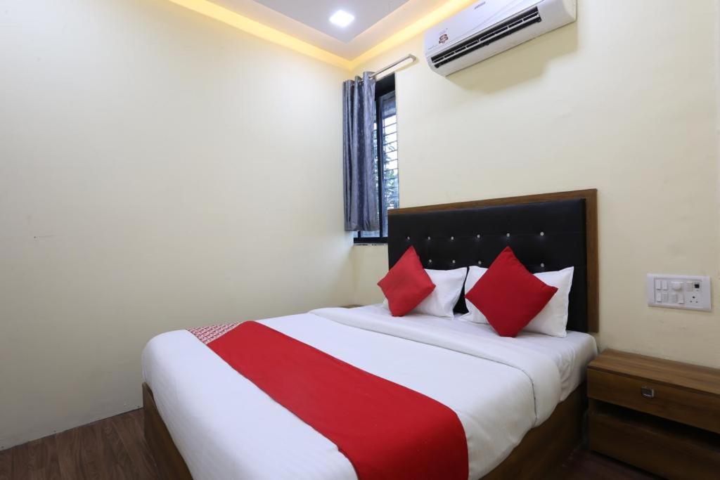 Hotel Crown Near Nesco Center-Oberoi Mall Goregaon East