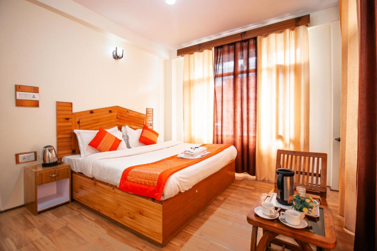Hotel Kingstone - A Beautiful scenic Mountain & Waterfall