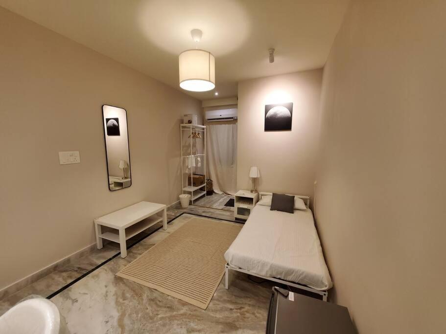 Hotel-like serviced studio & bathroom
