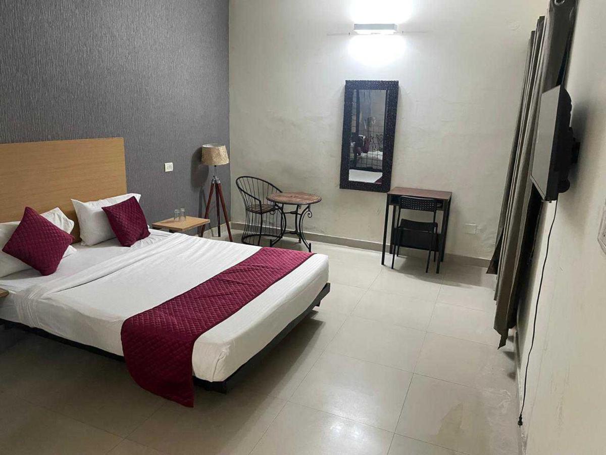 Hotel O Mansarovar SFS Cross Road
