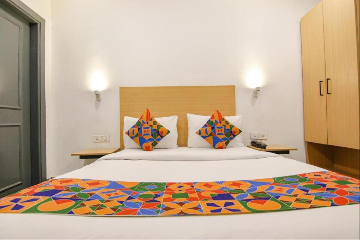 Hotel The Rasa Near Welcome Metro Station