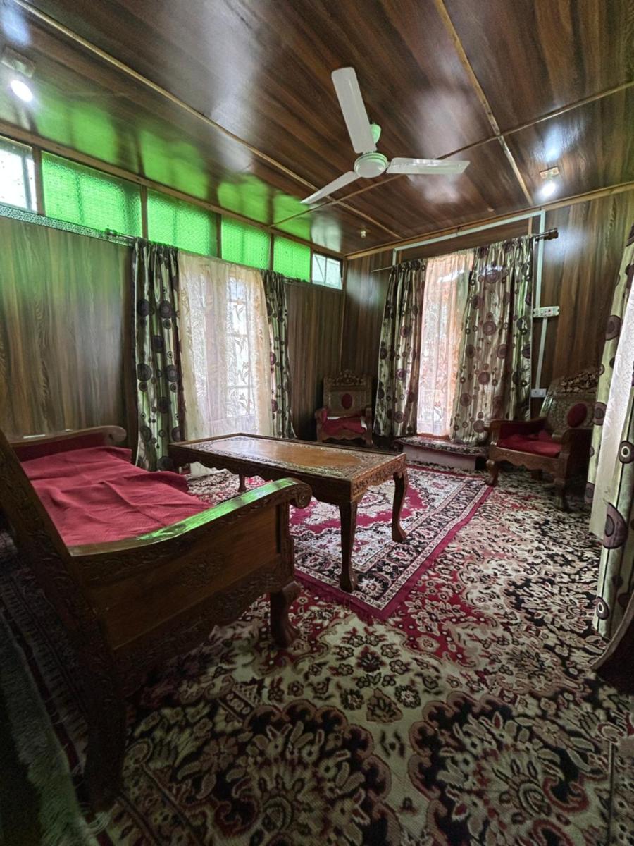 Houseboat Mount Everest