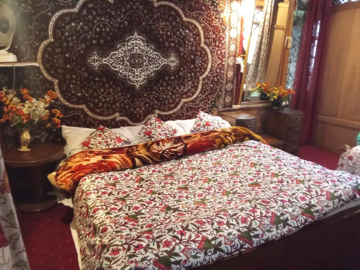 Khar Palace Group of Houseboats