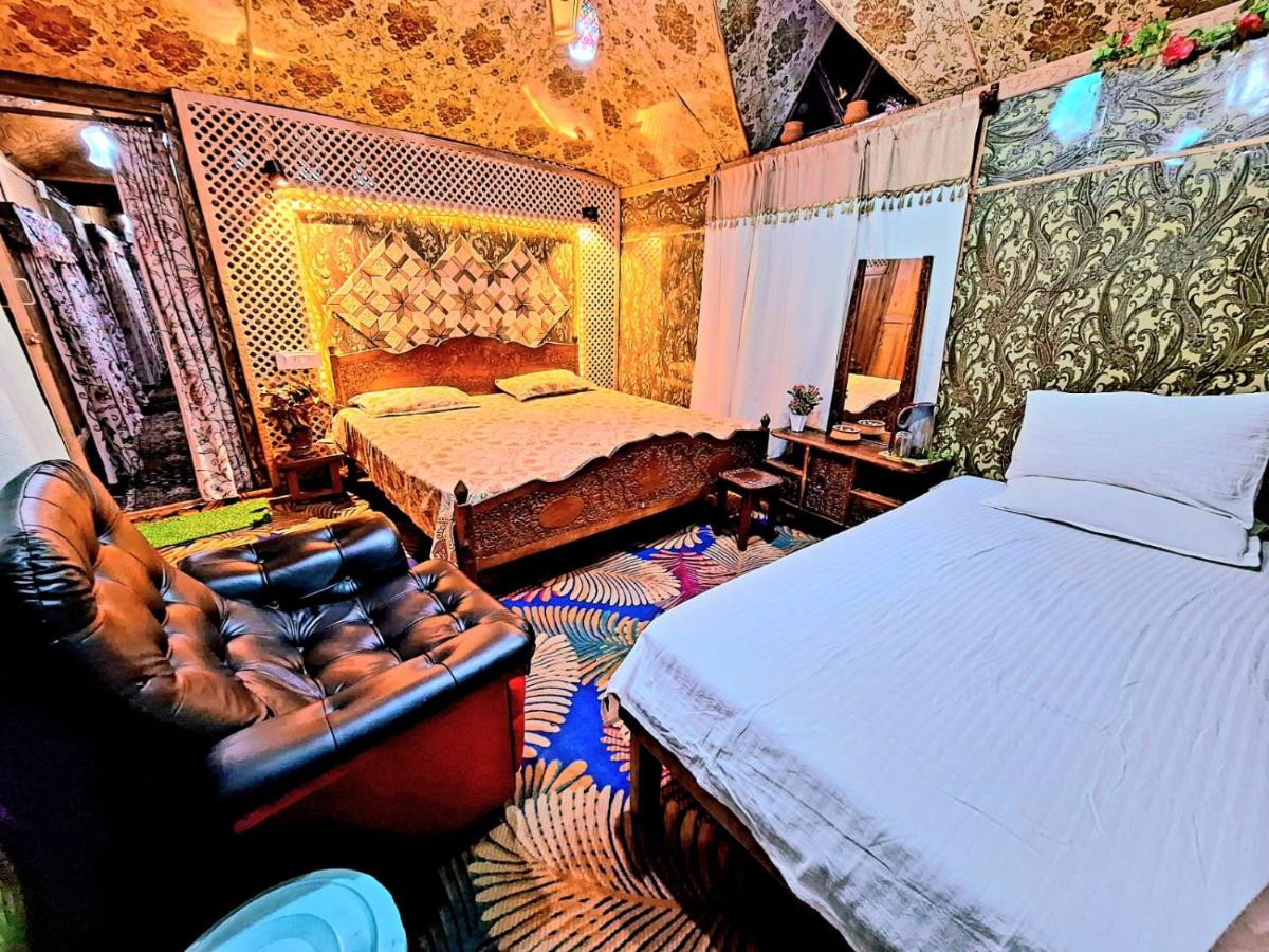 King of kings Houseboat