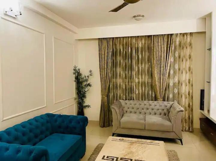 Lakeview 3BHK on 12th Floor for Family with Vehicle