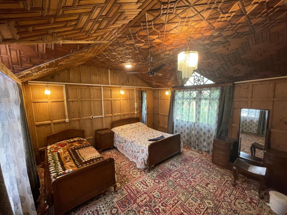 Lucky Kashmir Heritage Houseboat