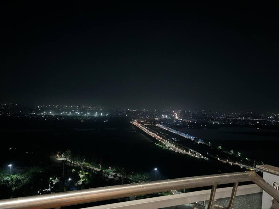 Luxury Heights - 28th floor river facing