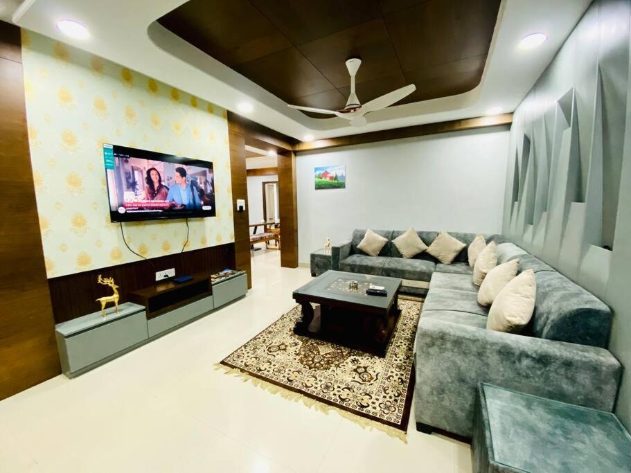 Metro Haven: Stylish Flat with Modern Comfort