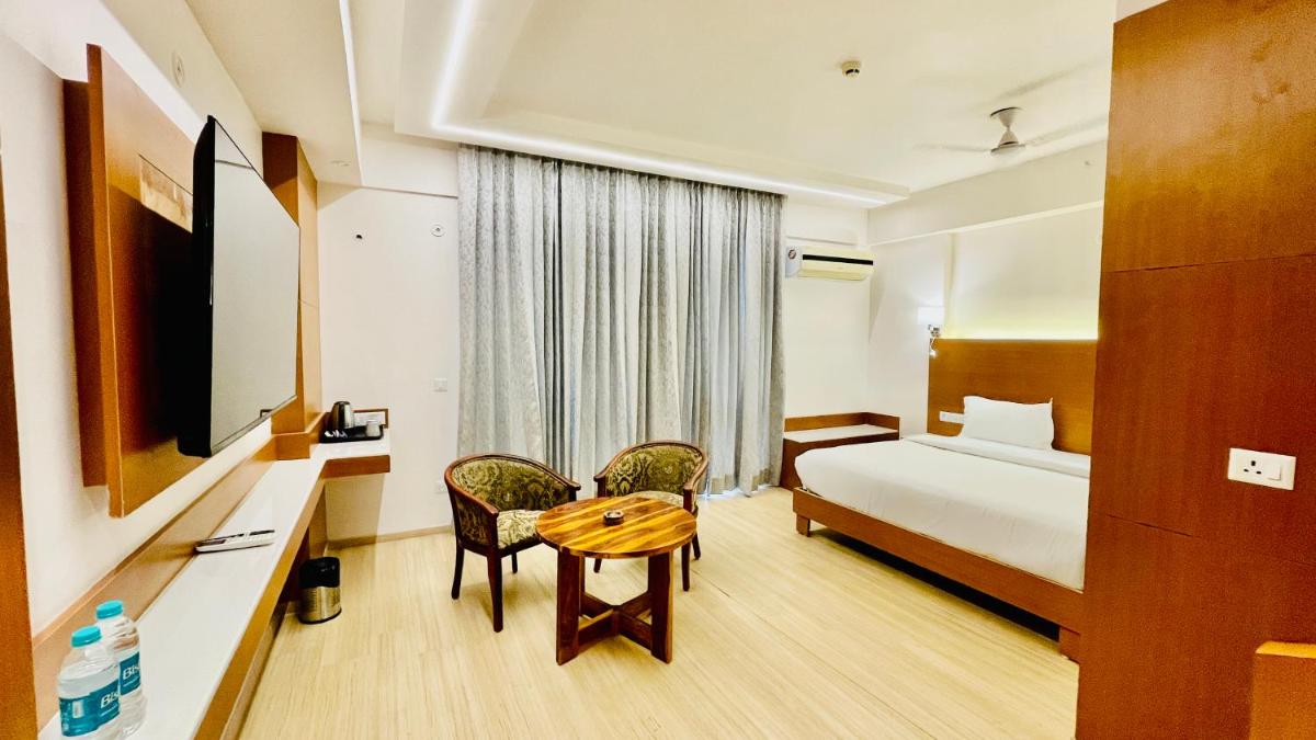 Neel Skye - Couple Friendly - DLF My Pad, Gomtinagar , Lucknow
