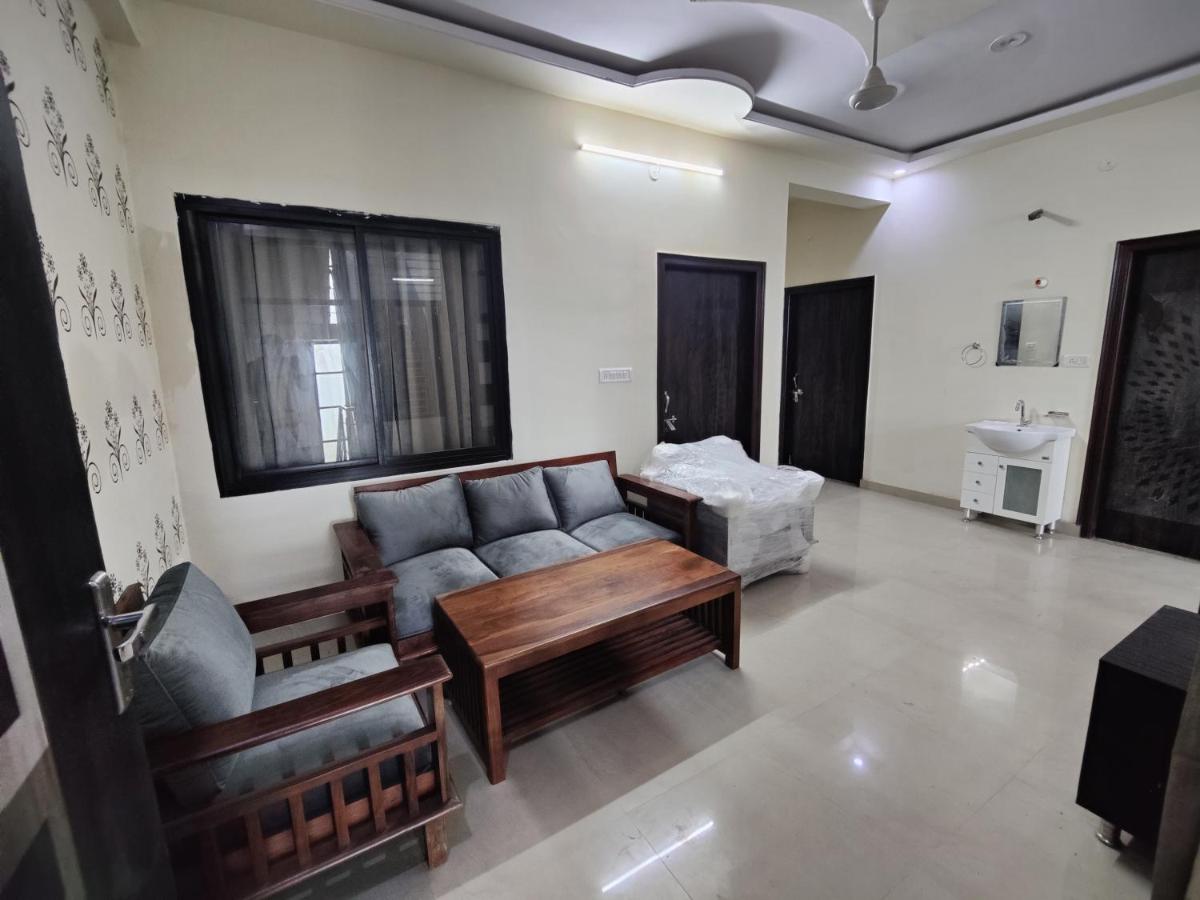 Nomadic Paying Guest