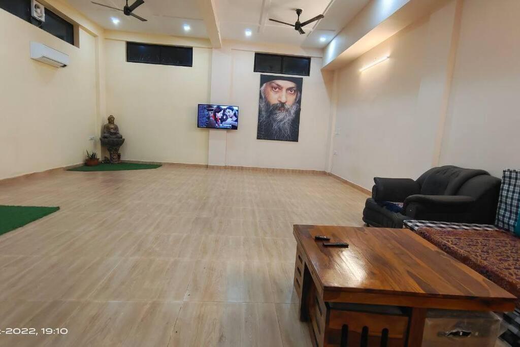 OSHO Villa, Party Hall & AC dormitory Near Airport
