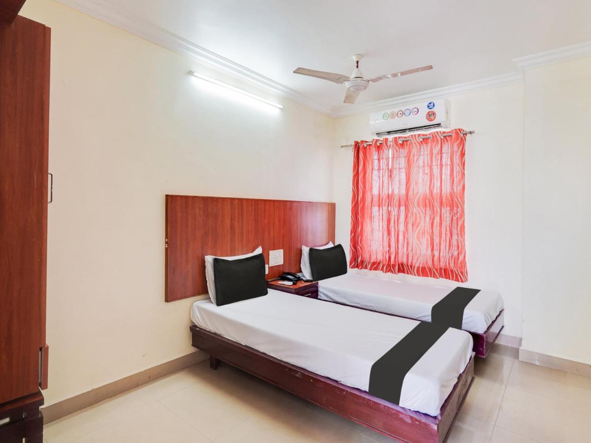OYO 82398 Meenaachi Inn