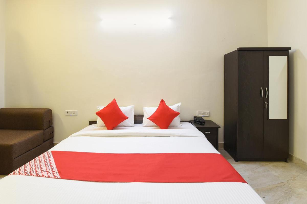 OYO Club Residency Near Tdi Mall