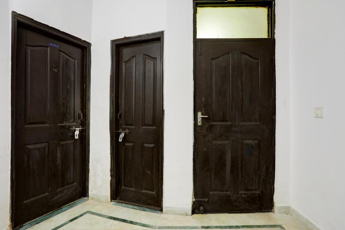 OYO Hotel Aura Stay