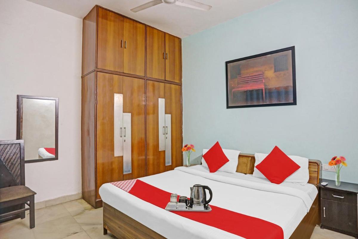 OYO Premium Stay Near Dlf Avenue Saket