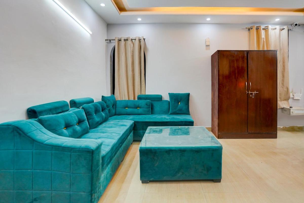 OYO Silver Key KD plaza Near Saket Metro station