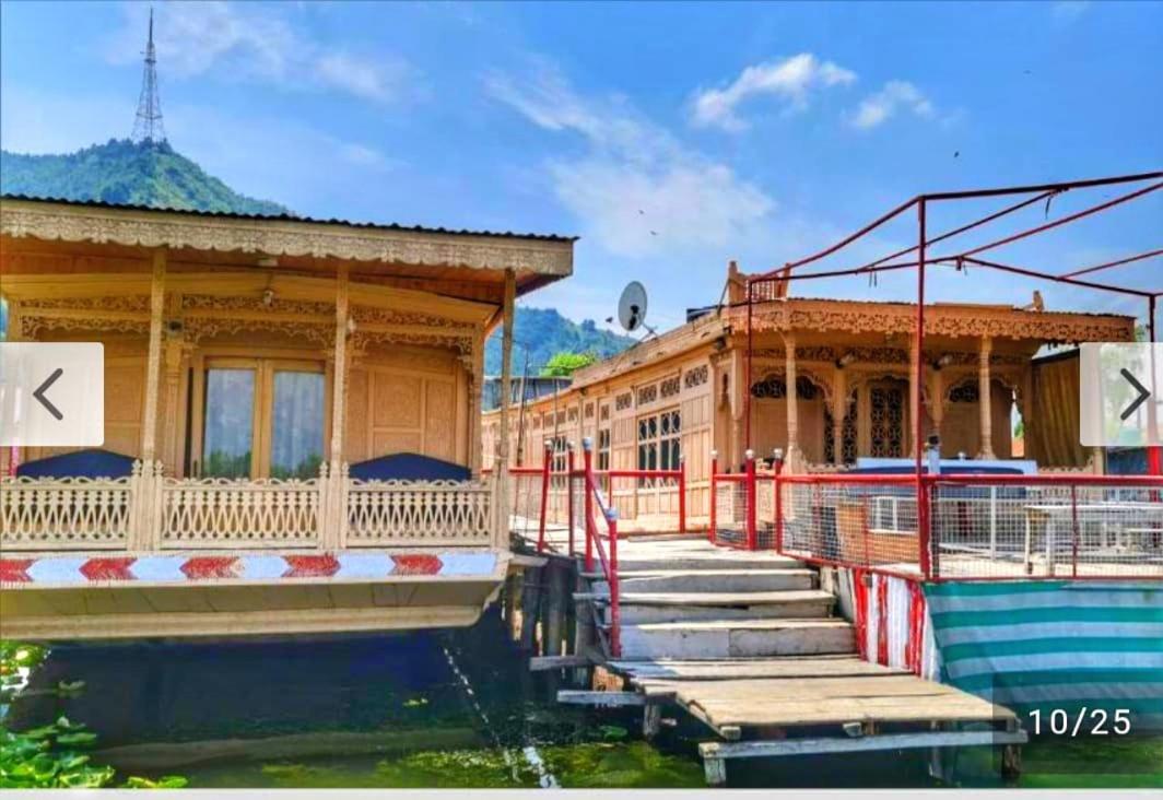 Pasadona Floating Houseboat