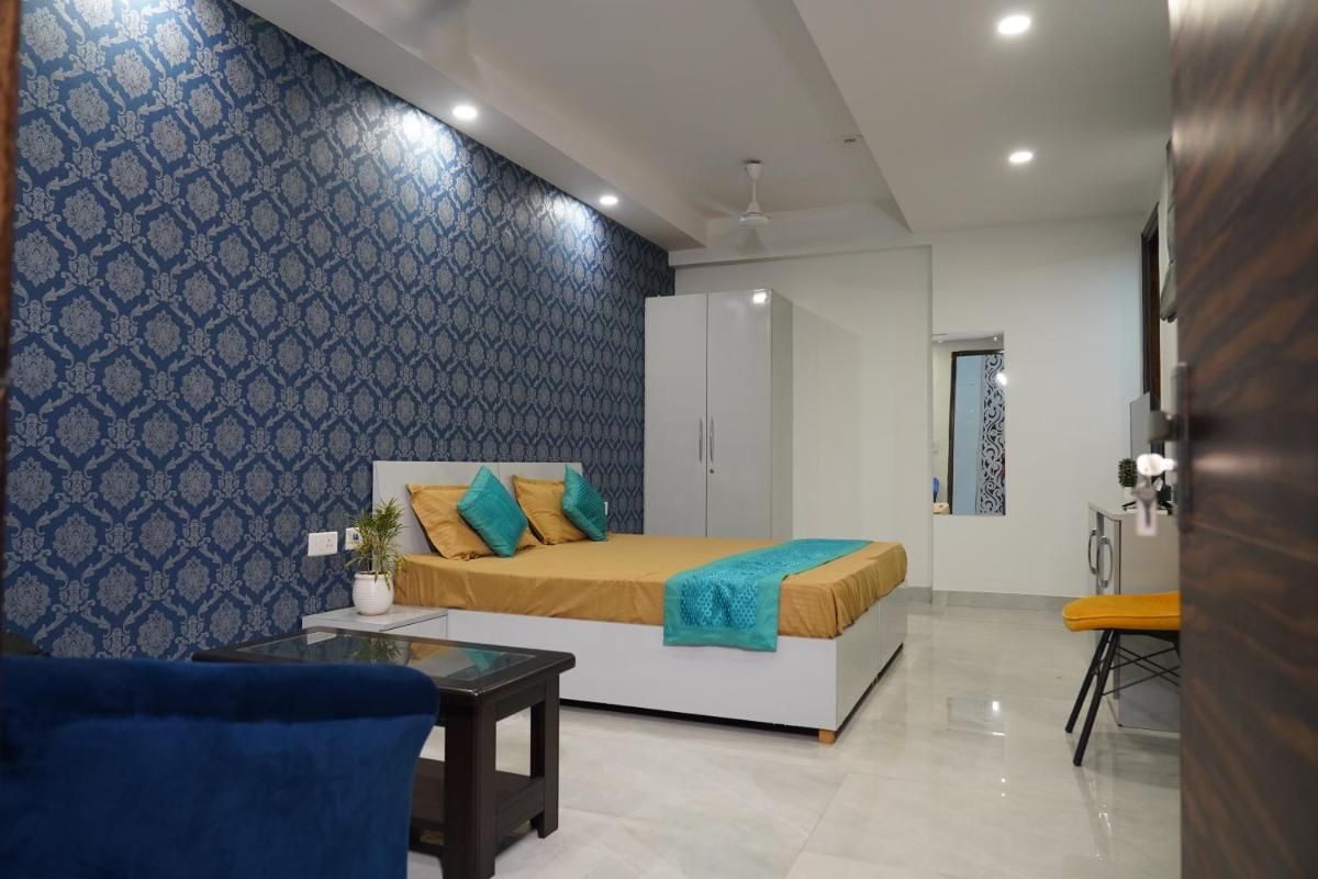 RentDoor- Luxury studio service apartment Sector -46