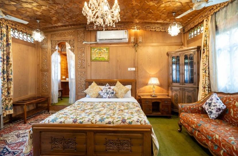 Royal Heritage Houseboats