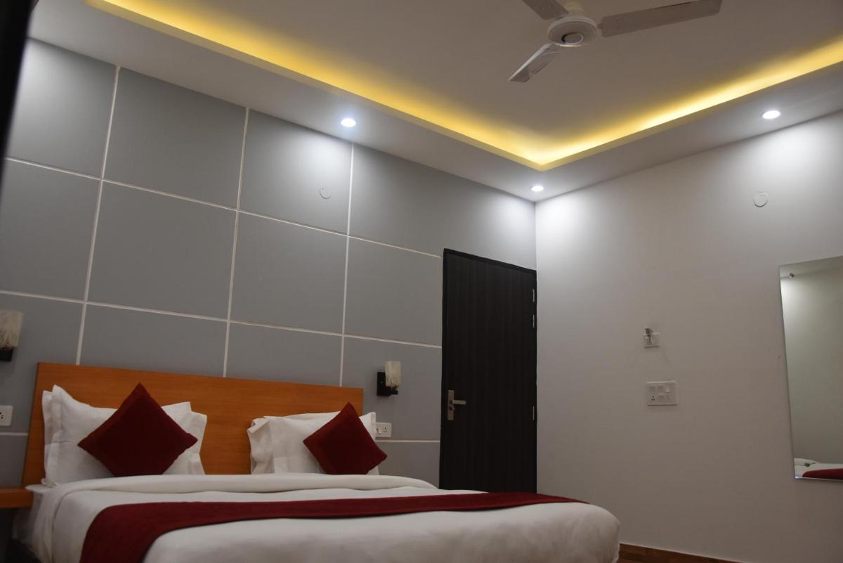 Saavi Hotel Sector 10