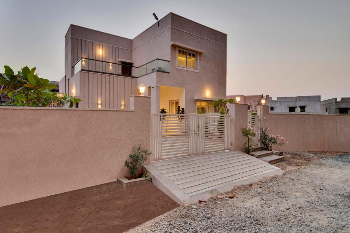 Shourya: Modern 3-BR Villa with pool in Udaipur