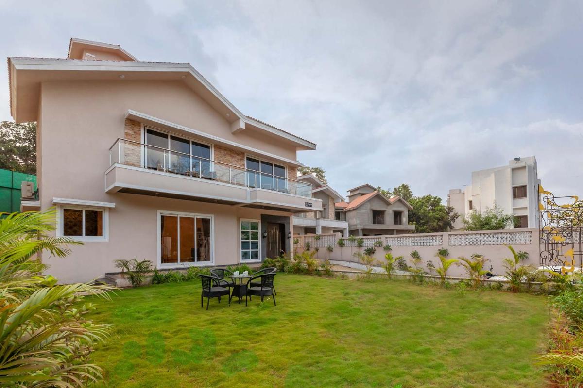 StayVista's Lazy Daze with Pool and Mountain Views