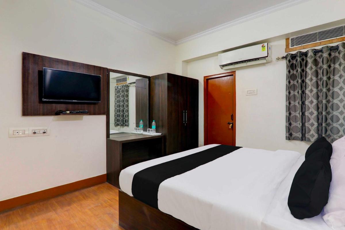 Super Hotel O near Alambagh Bus Stand formerly B.M. Palace