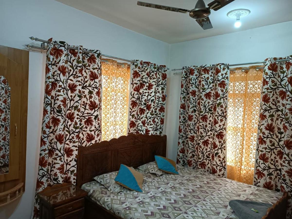 The Hotel "Shafeeq" Across jawahar bridge