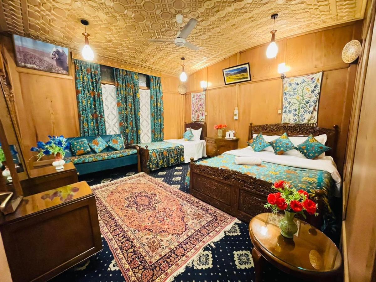 The Smith Palace Group Of HouseBoats