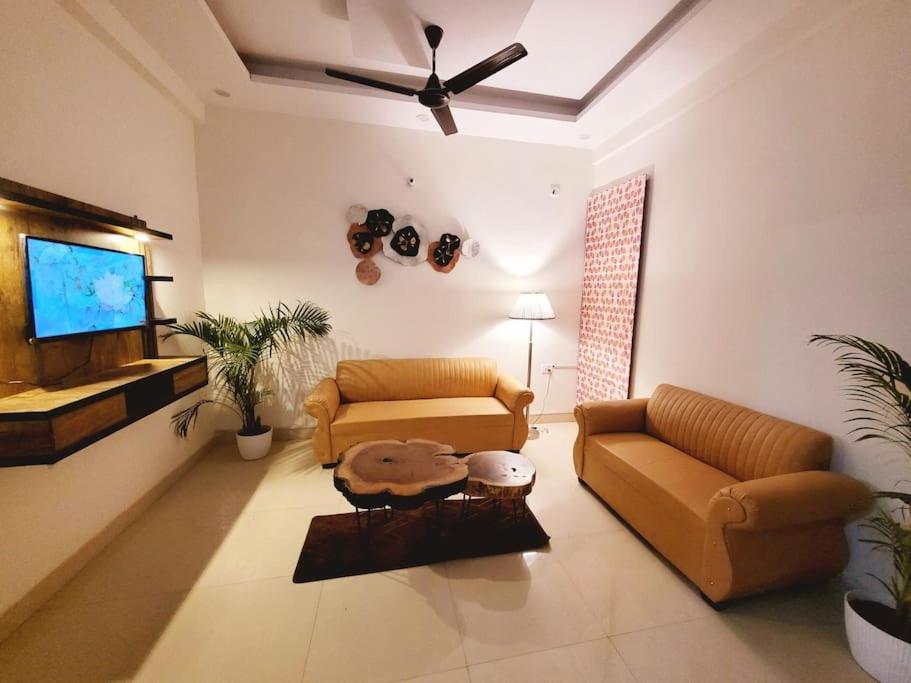 Utopia' 2BHK Entire Apt In Noida
