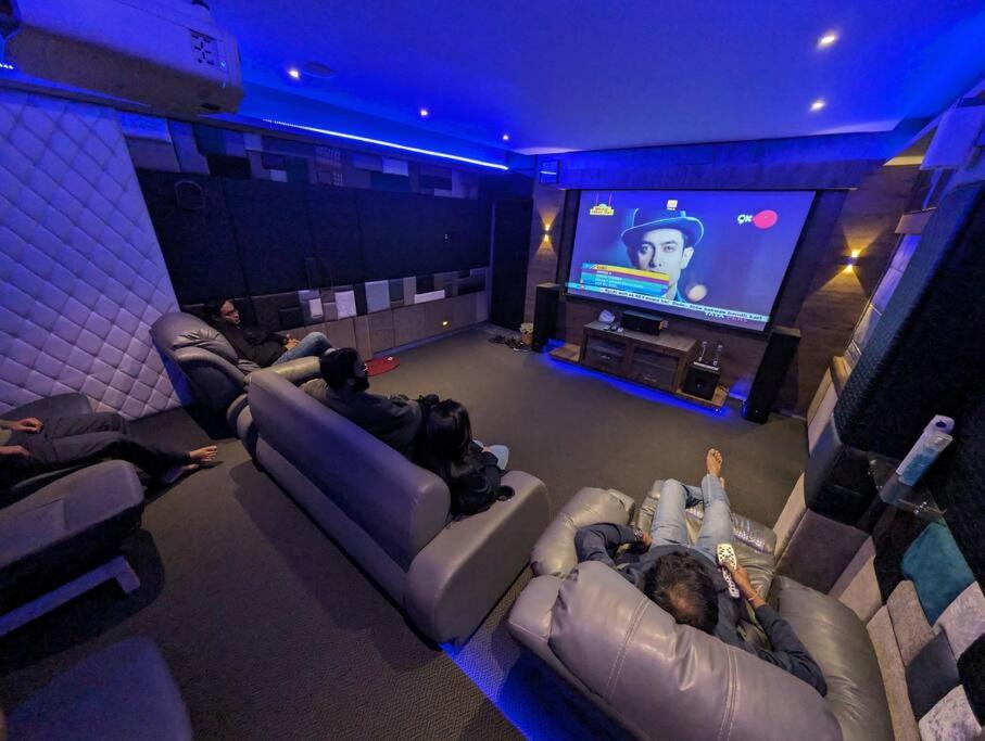 Villa with a mini theatre and a grande party lawn