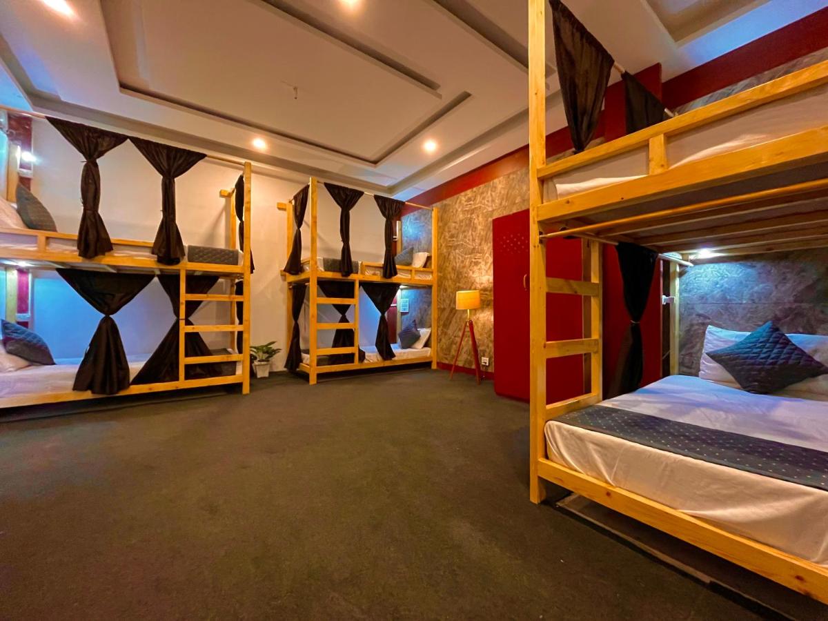 VISTA HOSTEL Near Mall Road Manali - with Playing Zone & Gym