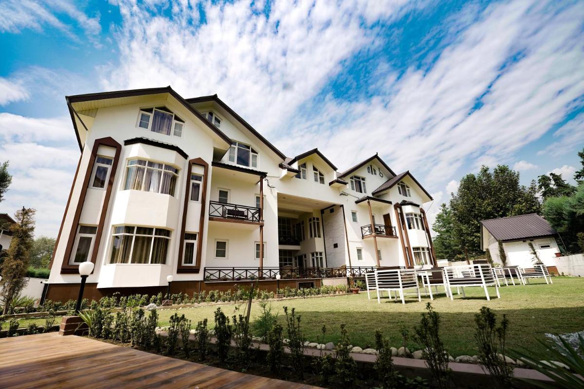 Walisons Homestay Spirea 3BHK with balcony B2