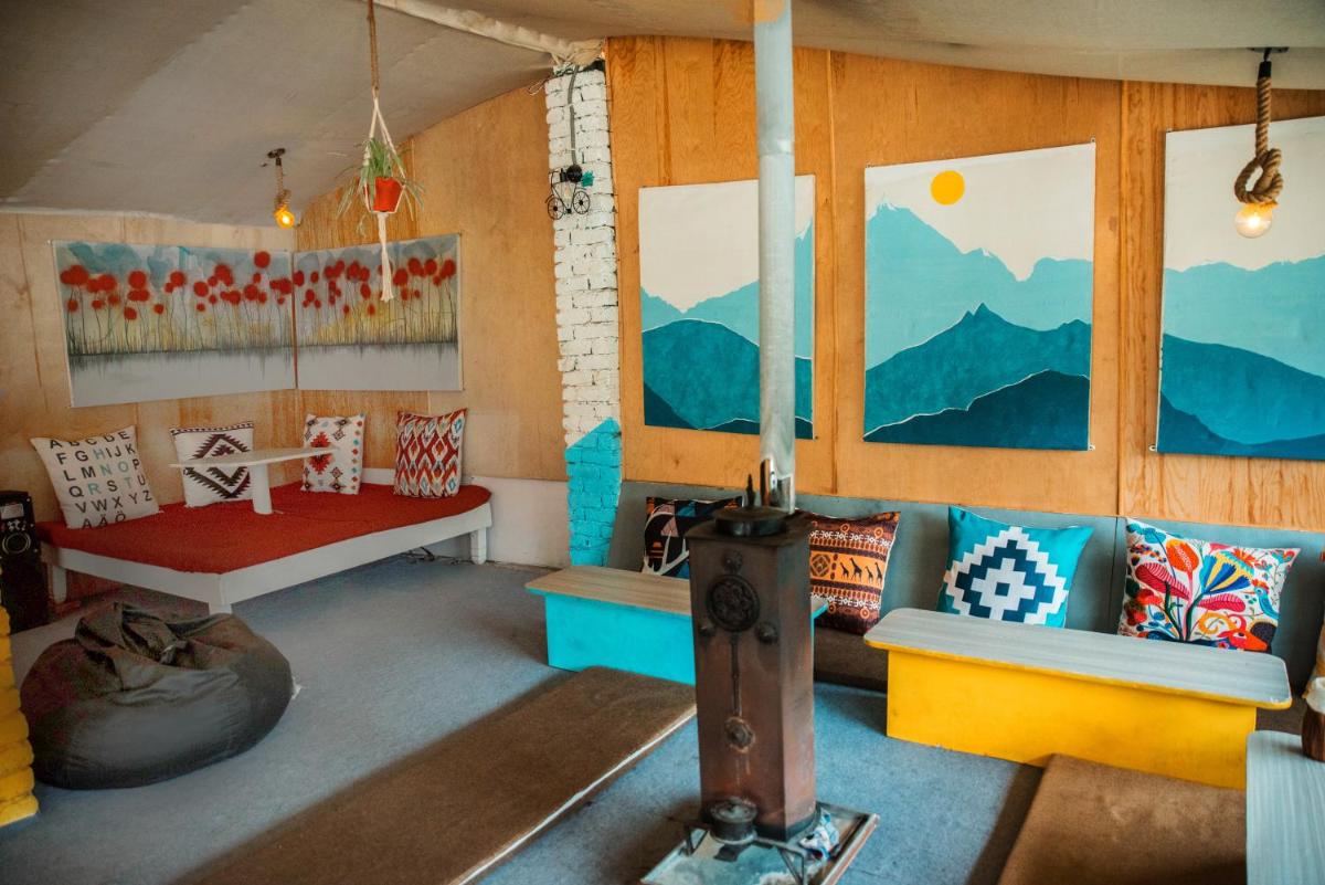 Young Monk Hostel & Cafe Old Manali